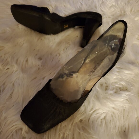 Authentic Louis Vuitton  size 40 pumps - Picture 1 of 6